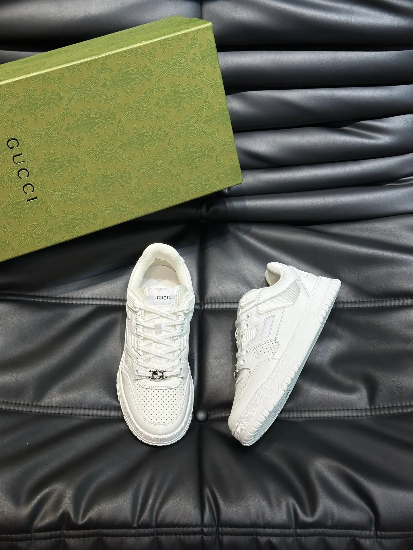 Men's shoes 💰p540 "GUCC*" New couple 👫 distressed effect sneakers, this low-top sneaker adopts a basketball-style silhouette design, cleverly integrated with hollow panels and distressed effects, showing its unique ingenuity. The ingenuity incorporates brand logo details such as interlocking Double G styling accessories and Gucci lettering, a low-key tribute to the brand's design heritage. A rubber non-slip outsole, inlays and embossed sole give the entire design a contemporary feel. Size: Female 35-39, Male 38-44